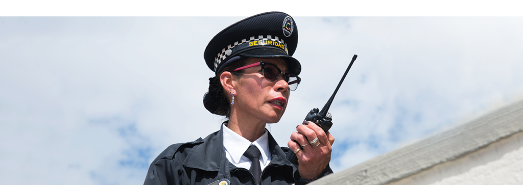 Vigilante de seguridad privada de Guardacol en puesto de control